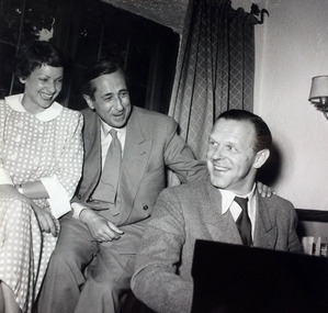 Ruth Leuwerik und Harald Braun mit Grothe bei Dreharbeiten zu »Vater braucht eine Frau«, 1952